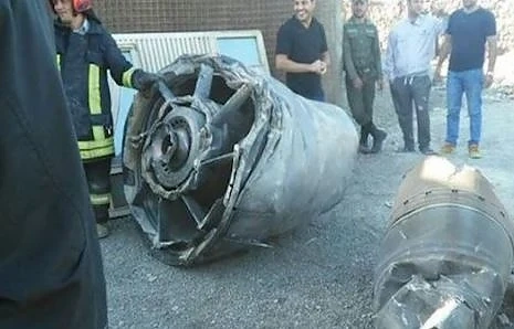 Част от двигател на самолет падна след излитането му (СНИМКИ)
