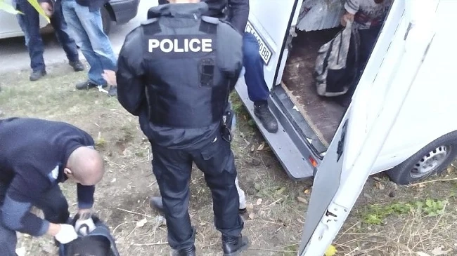 Задържаха бус с 29 бежанци край Банкя