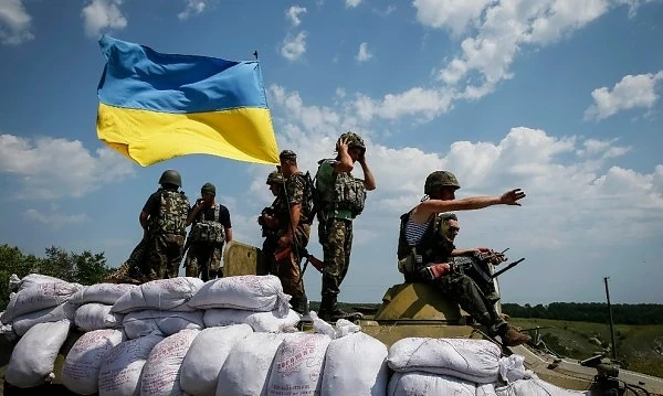 Мина уби и рани хора край Донецк