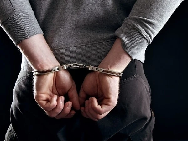 Задържаха дилър и клиента му