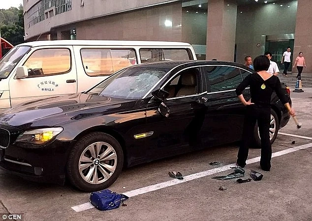 Ревнива китайка потроши BMW-то на мъжа си