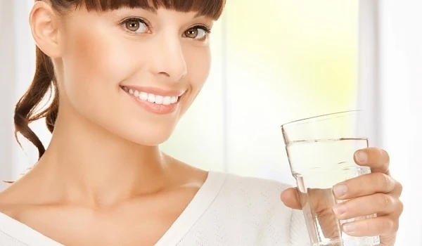 Какво се случва, когато пием вода след ставане?