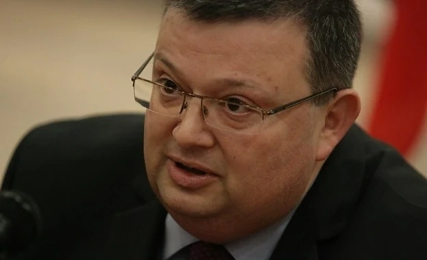 Цацаров иска от НС разрешение за задържане на Сидеров 