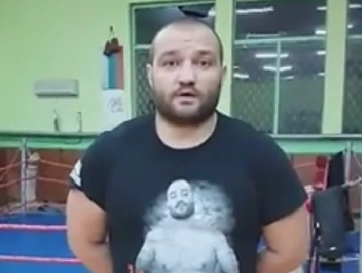 ММА боец покани Волен в залата си