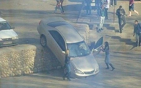Куриозни авто аварии (СНИМКИ)