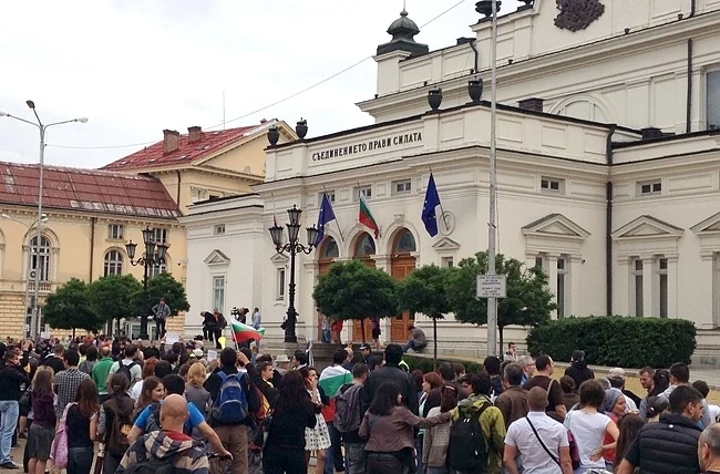 Конфликт пред парламента между протестиращи и журналисти