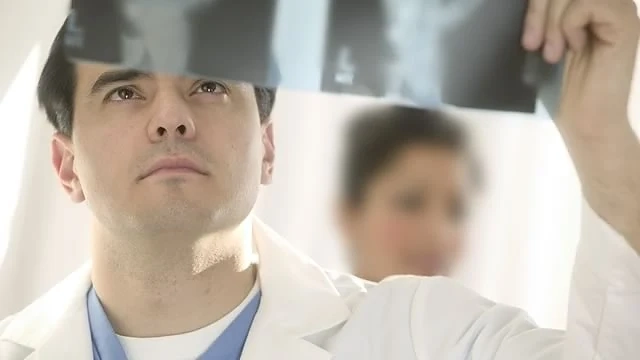 Естония проверява възрастта на бежанците с рентген