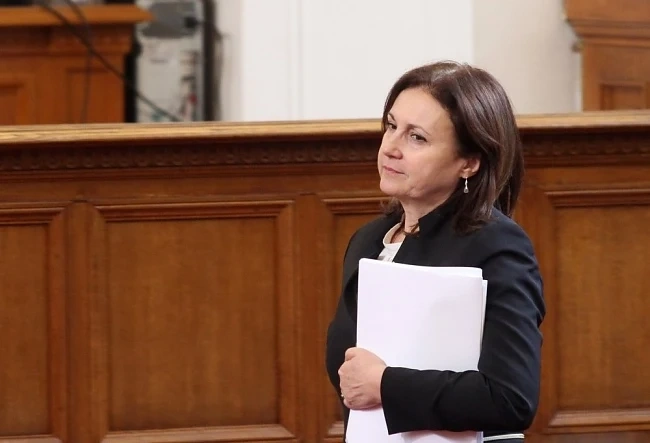 Чакат Бъчварова в парламента заради атентата срещу Алексей Петров