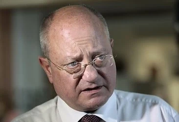 Министърът на образованието посрещнал рождения си ден в болница с пневмония