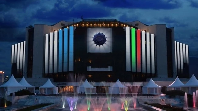 НДК със светеща фасада