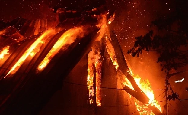 Млaдeжи извадиха възрастна жена oт гopящa къща