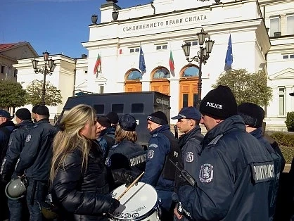 Протестиращите искат оставките на Бъчварова и Ненчев 