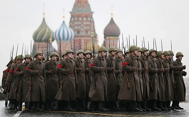 Тържествен марш в Москва