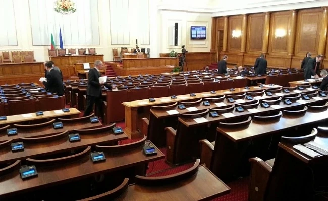 Заплатите на депутатите се увеличават 