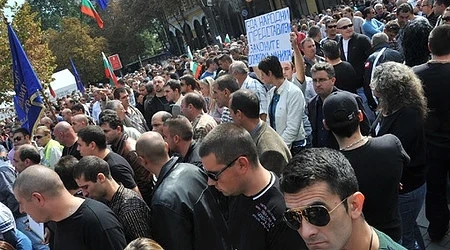 Полицаите ще протестират днес на жълтите павета 