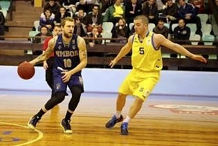 Двама баскетболни играчи от \