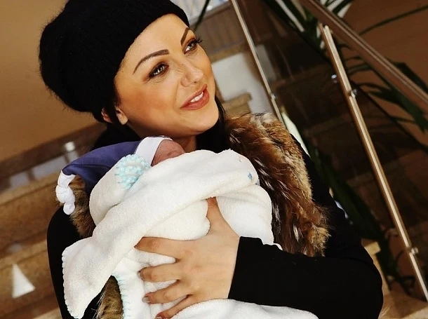 Емануела погва Динев с адвокати 