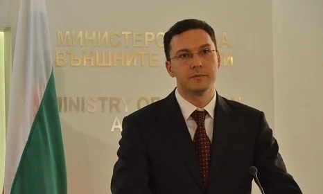 Външният министър Даниел Митов отложи сватбата си днес заради атаките в Париж