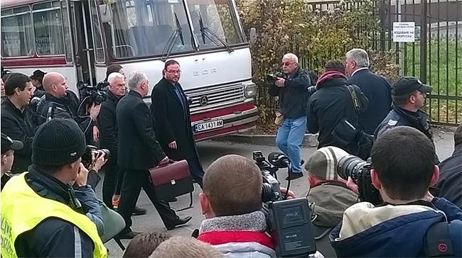 Изведоха Сидеров и Чуколов с бус през храстите