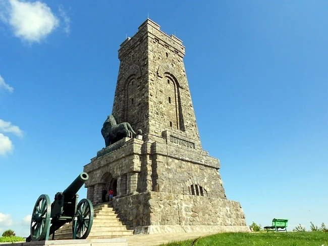 Паметникът на Шипка заплашен да остане без охрана
