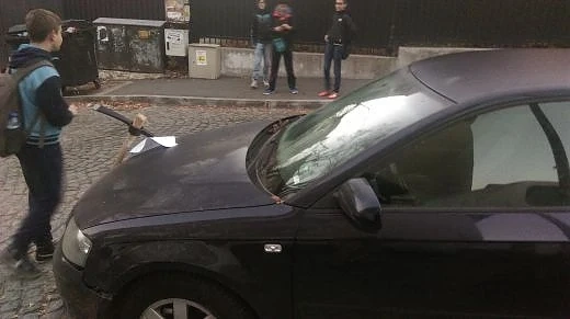 Свекърва поръчала кирката в предния капак на колата на снаха си
