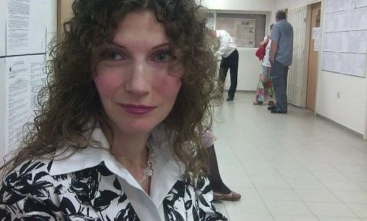 Девствената поетеса обжалва оправдателната присъда на опонента си