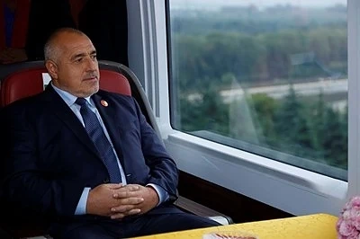 Премиера Борисов се вози на скоростен влак в Китай
