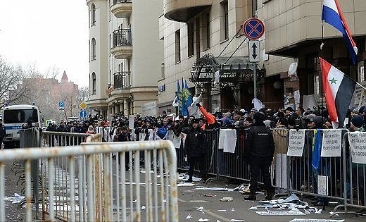 Демонстрантите в Москва потрошиха и прозорците на турското посолство