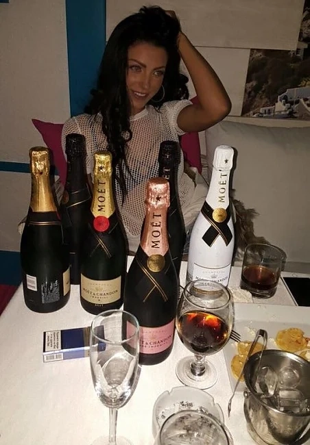 Емануела не спира да се налива  