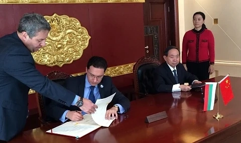 Даниел Митов подписа споразумение за обменяне на студенти с Китай 