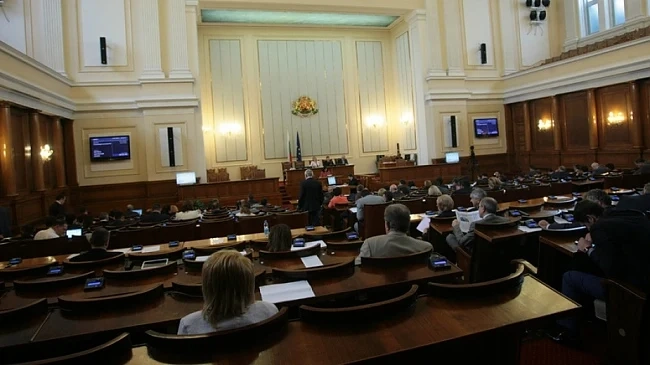 Почти месец ваканция за депутатите по Коледа