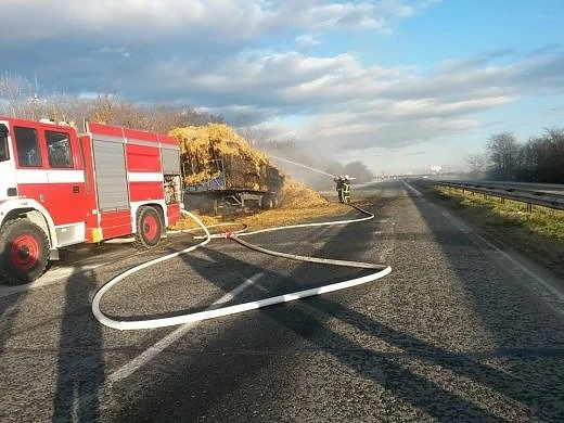 Още не могат да изгасят камиона със слама на \