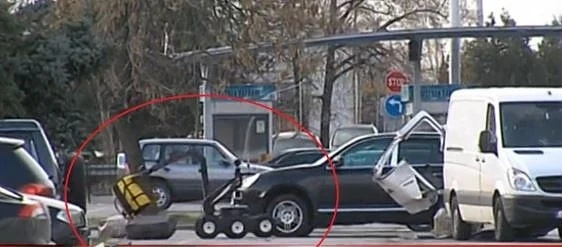 Роботът на СОБТ измъкна куфари и раница от буса на летище София 