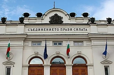 Майчинството остава 320 лв. през 2016 г. Депутатите приеха бюджета за ДОО 