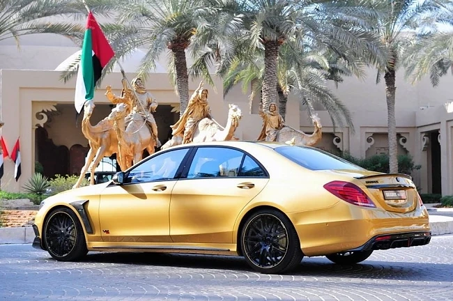Златен Mercedes на изложението в Дубай