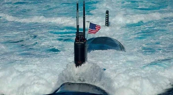 Жени на американска подводница снимани докато се къпели