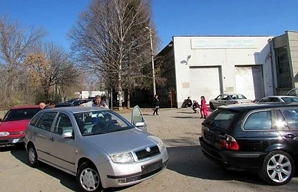 Свършват регистрационните табели за коли в София