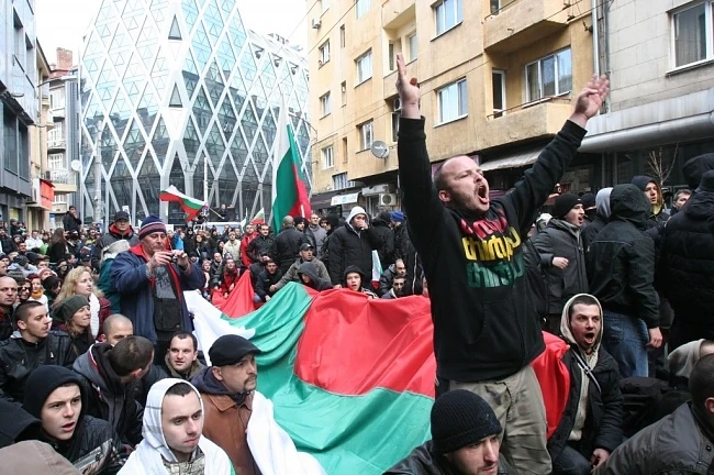 Зелени, червени и платени протестъри заедно срещу правителството