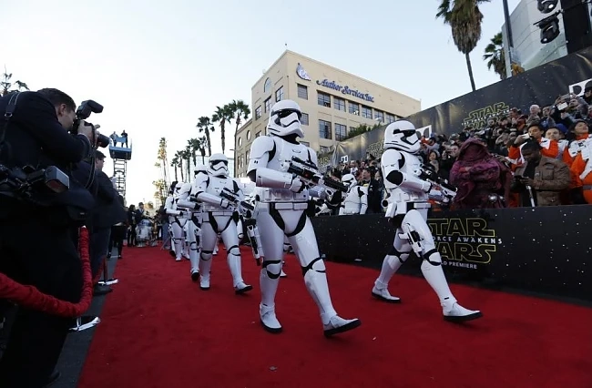 Куп звезди на премиерата на Star Wars (СНИМКИ)