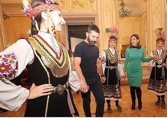 Антонио Бандерас се хвана на хорото с Николина Ангелкова