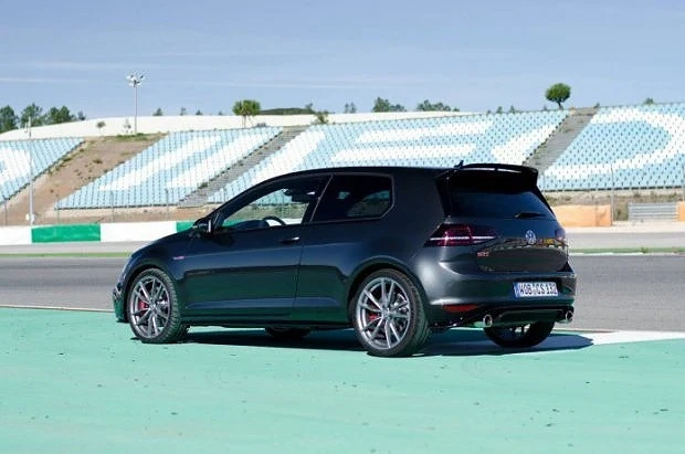 Пускат юбилеен Golf GTI