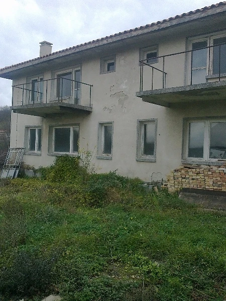 Неграмотник иска 3,7 млрд. лв. за кв. м имот