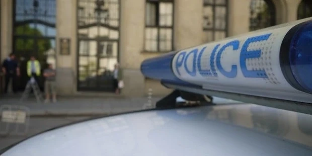 Мъж заключи момиче в дома му и го ограби