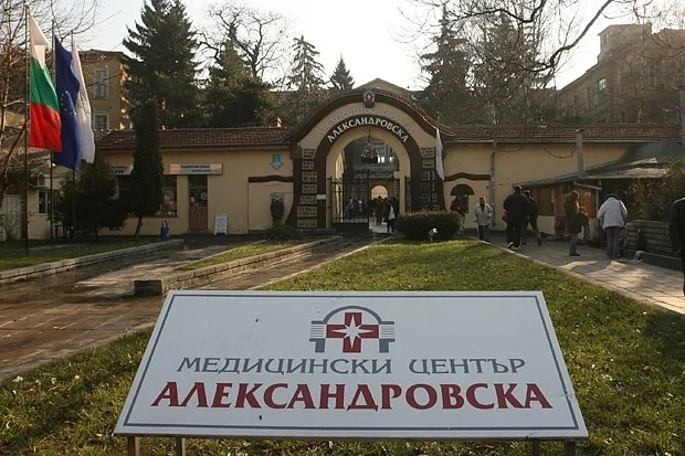 Зарадваха деца без родители с подаръци и храна