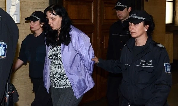 Обвиниха в опит за убийство акушерката, пребила бебе 