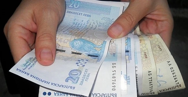 От днес минималната работна заплата става 420 лв.