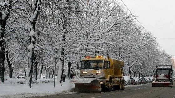 София е покрита със сняг. През нощта са работили 175 снегорина 