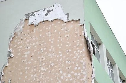 Падна топлоизолацията на училище в Бургас 