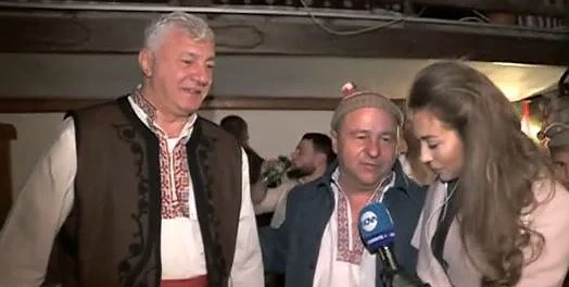 Никол Станкулова на леденото мъжко хоро в Калофер