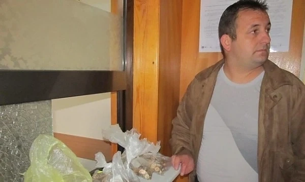 Мъж плати данъка на колата си със стотинки